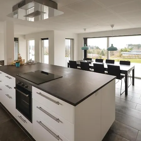 Vakantiehuis Four-bedroom Holiday In